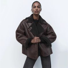 Treat yourself this season with the Joelle Double-Sided Fur Coat. This luxurious coat features an oversize, loose fit and a cozy polo collar. Stay stylish and warm in the Alees Fashion Fall-Winter Collection's must-have, long-sleeved dark brown coat. Details Joelle Double-Sided Fur Coat in Dark Brown Long Sleeve Oversize, loose fit Polo collar Alees Fashion Fall-Winter Collection Street Style Jacket, Mode Mantel, Look Jean, Patchwork Cardigan, Faux Shearling Jacket, Winter Mode, Suede Coat, Street Style Winter, Brown Leather Jacket