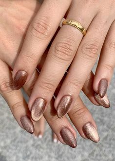 Brown Gel Polish Nail Designs, Velvet Nails Neutral, Mocha Mousse Cat Eye Nails, Fall Gel Nails Chrome, Light Brown Nails Almond Shape, Cateye Fall Nails 2024, Cat Eye Nails Nye, Mocha Cat Eye Nails, November Cat Eye Nails