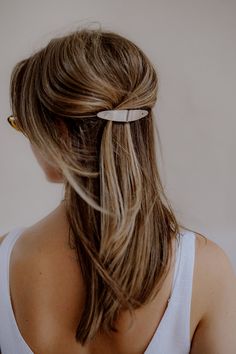 A minimalist hair barrette to add a finishing touch to your up-do. It is a stunning yet uncomplicated accessory that is incredibly versatile, and works effortlessly day to night, casual to dressed up. *MEASUREMENTS AND DETAILS* - 3.5 inches long by 0.5 inches wide. - Securely attached with two pins to a stainless steel french clip. - Available in copper / brass / rustic copper / german silver. German silver is a copper alloy (60%) with zink (20%) and nickel (20%). It is non-tarnish and absolutely lead-free! *The last picture is only a reference for the different types of metals used. For hairstyle tutorial and jewelry care instructions please go to www.kapelika.com Please check my shop announcements and policies for important messages prior to purchase! Golden Hair Accessories, Accessories Simple, Minimalist Hair, Silver Hair Clip, Gold Hair Pin, Simple Hair, French Clip, Hairstyle Tutorial, Fashion Christmas