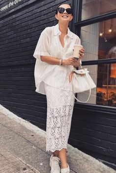 Long White Lace Skirt Outfit, White Chic Outfit, Classy Edgy Outfits, White Lace Skirt Outfit, Look Boho Chic, Casual Chic Spring, White Lace Skirt, Looks Street Style, Casual Chic Outfit