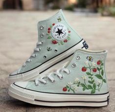 Converse Cute, How To Embroider Converse, Embroidered Converse High Tops, Embroidery Converse High Tops, Summer Embroidered High-top Sneakers, High-top Floral Embroidery Sneakers For Summer, Converse High Tops Platform Embroidery, Custom Converse High Tops, Converse Haute