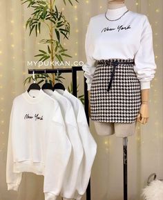 Ruangan Studio, Female Clothes Outfits, Clothing Store Interior, Store Design Boutique, Modest Dresses Casual, Clothing Photography, Teen Fashion Outfits, Stylish Dresses, Look Fashion