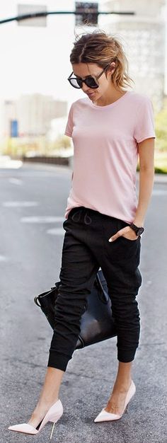 Black slim jogger pants, top pink tee, patent heels. Minimalisticky Chic, Casual Chic Outfits, Walking Down The Street, Hello Fashion, Summer Work Outfits, Bohol, Mode Casual, Pink Tee