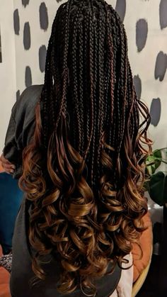 Black To Brown Box Braids, Black And Brown Ombre Braids, Brown Ombré Braids, Ombre French Braids, Braid Curls Hairstyles, Ombre Brown Box Braids, Ombré Braids With Curls, Black And Brown French Curl Braids, Ombré French Curl Braids