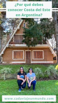 DOS CHICAS POSANDO EN CUCLICHAS FRENTE A UNA CABAÑA ALPINA DE MADERA RODEADA DE VEGETACION. EN LA IMAGEN SE LEE ¿POR QUE DEBES CONOCER COSTA DEL ESTE EN ARGENTINA? ESCRITO POR CADAVIAJEUNMUNDO.COM