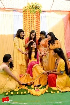 Haldi Photoshoot with family Haldi Bride Friends Poses, Haldi Photoshoot With Friends, Haldi Look For Bride Sister, Haldi Dress Ideas For Sisters, Mehndi Photoshoot, Mehndi Poses