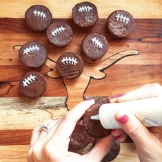 Super easy football party food ideas, perfect for a tailgate, a gameday watch party, or the Big Game! You'll want to pin all the easy football-themed snacks Football Party Snacks, Sandwich Vegetarian, Football Party Foods, Party Snacks Easy, Healthy Superbowl Snacks, Bowl Party Food, Party Food Dessert, Fingerfood Party, Football Snacks