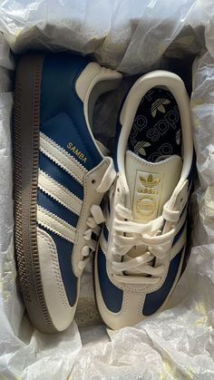 #adidas #samba #tenis #esporte #adidassambaclassic #shoes Adidas Samba Classic, Pretty Sneakers, Samba Outfit, Shoes Ideas, Swag Shoes, Sneaker Shoes