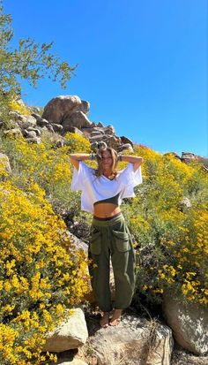 Ropes Course Outfit, Hiking Inspo Outfit, Boho Trendy Outfits, Casual Cabin Outfits, Indy Aesthetic Outfits, Boho Workout Clothes, Earthy Lifestyle Aesthetic, Flat Rimmed Hat Outfit, Outdoor Summer Outfits For Women