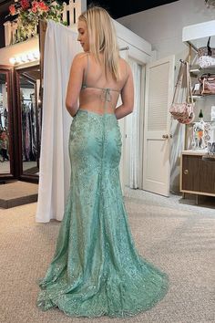 Silhouette: Meerjungfraustil
Stoff: Spitzenstoff

Farbe: Grün Farbe
Länge: Sweep -Zug
Ausschnitt: V Hals
Ärmel: ärmellose
Zurück: Schnürung
Verzierung: Applikationen Green Sparkly Prom Dresses, Sage Green Prom Dress, Prom Trends, Backless Prom Dress, Rustic Wedding Gowns, Tiered Prom Dress, Green Spaghetti, Lovely Partner, Sparkly Prom Dresses