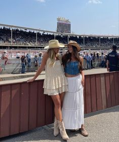 @izzydilg on instagram Country Concert Pics, Calgary Stampede Outfits, Winter Hamilton, Stampede Outfit, Insta Grid, Luke Bryan Concert, Cowgirl Era, Miley Stewart