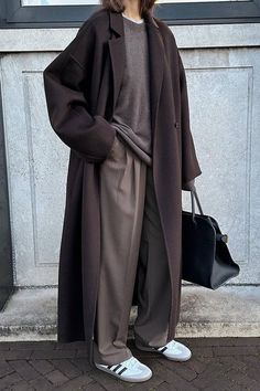 Casual Dresses For Summer, Workwear Capsule Wardrobe, Winter Mode Outfits, Style Désinvolte Chic, Look Adidas, Coat Trends, School Looks, Winter Trends, Brown Coat