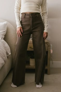 High rise pants in brown Beige Wide Leg Pants, Work Outfits Casual, High Waisted Wide Leg Pants, Mode Vintage, Fall Winter Outfits, Get Dressed, Wide Leg Jeans, Jeans Style, Autumn Winter Fashion