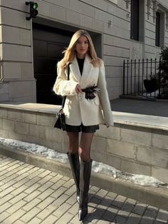 Ootd Frio, Corporate Outfit, 2024 Clothes, Trends 2025, Minimal Street Style, Outfits Black, Minimal Outfit, White Coat