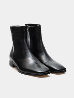 Composition : eco-friendly synthetic leatherCountry of Origin : Republic of Korea Men’s Ankle Boots, Men’s Black Boots, Men Boots Outfit, Black Mens Boots, Netherlands Trip, Black Boots Men, Real Leather Boots