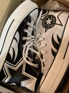 Clothes With Stars Aesthetic, Converse Star Shoes, Acubi Shoes, Zapatillas Aesthetic, Tenis Aesthetic, Converse Y2k, Thrift Shoes, Converse Ideas, Stars Converse