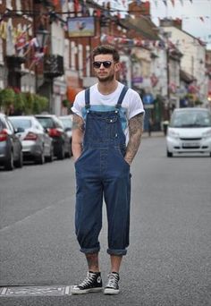 men in vintage dungarees - Yahoo Image Search results Man Overalls, 80s Overalls, Overalls Men Fashion, Short Hombre, 80s Mens Fashion, Rock Style Men, Mens Fashion Vintage, Overalls Fashion, Overalls Men