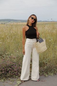 How To Style Wide Leg Jeans, Style Wide Leg Jeans, Wineries Outfit, Wide Leg Jeans Outfit, White Jeans Outfit, Black White Outfit, Italy Outfits