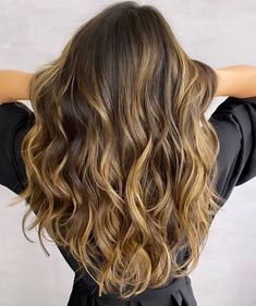 Dark Brown Hair With Blonde, Red Highlights In Brown Hair, Dark Brown Hair With Blonde Highlights, Blonde Highlights Ideas, Spring Hair Color Trends, Brown Hair With Blonde, Brown With Blonde, Hair With Blonde Highlights, Highlights Ideas