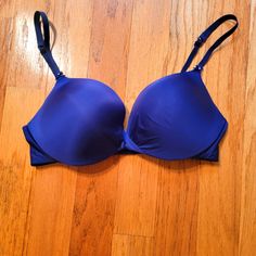 Size: 38c, Navy Blue In Color. This Bra Is Padded And Offers Flattering Push-Up. Material Is So Soft And The Twisted Bodice Accent Is Very Pretty! Hot Blue, Blue Bra, Plunge Bra, Women's Intimates, Push Up, Bodice, Victoria's Secret, Color Blue, Navy Blue