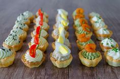 Hoy hacemos canapés fáciles para las fiestas. Para prepararlos vamos a necesitar pocos ingredientes. Con cada receta rinde para 10 unidades.

Canapé 1:
Queso crema 3 cdas
Sal c/n
Pimienta c/n
Cebolla en polvo 2 cdas

Procedimiento:

Mezclar el queso crema con la sal, la pimienta.
Agregar la cebolla, mezclar hasta que este firme.
Guardar en la heladera durante 30 minutos.
Colocar la preparación en una manga pastelera con pico rizado.
Rellenar las tarteletas.
Decorar con tomates cherrys. Canapes Gourmet, Canapes Ideas, Mini Aperitivos, Canapes Faciles, Food Platters, Creative Food, Appetizer Snacks, Finger Foods, Workout Food