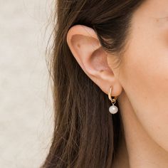 Our dainty pearl hoop earrings are perfect for any occasion - dress it up, or dress it down! Choose from small pearls or large genuine freshwater pearls, or both! It is made of 14k gold fill so can be showered with! It comes as a dainty pair and is perfect for when you want to be minimal! Great as a gift for your friends or even yourself. . . . . . . . . . . . . . . . . . . . . . . . . . . . . . . . . . . . . . . . . . . EARRINGS + 14k gold filled -or- sterling silver click hoops + 6mm genuine f Mini Pearl Earrings, Earings Minimalism, Pearl Earrings Outfit, Pearl Hoops Earrings, Stacy London, Pearl Earrings Designs, Classic Pearl Earrings, Bridesmaid Gifts Earrings, Minimalist Jewellery