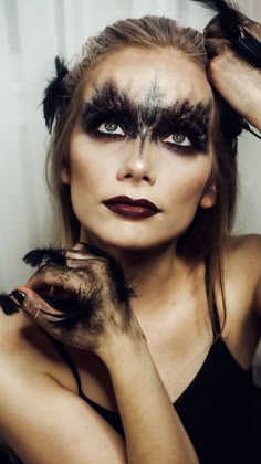 Black Swan Makeup, Raven Costume, Fantasy Make-up, Crow Costume, Halloweenský Makeup, Halloween Make-up Looks, Hairstylist Quotes, Creepy Halloween Makeup