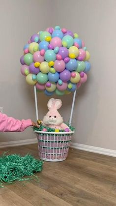 Cheap Easter Decorations Diy, Easter Set Up For Kids, Balloon Easter Basket Diy, Cute Easter Ideas For Kids, Easter Birthday Party Ideas For Kids, Easter Bunny Balloon Basket, Art Easter Basket Ideas, Easter Decorations Diy Easy Craft Ideas, Easter Basket Ideas For Kids Diy