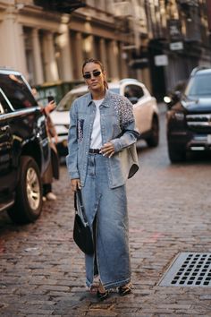 How To Style A Denim Skirt, Style Baggy Pants, Denim Skirt Fashion, Top Street Style, New York Street Style, Denim Skirt Outfits, Long Denim Skirt, All Jeans, Double Denim