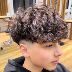 Curly Hairstyles For Boys, Haircuts For School, Boys Curly Haircuts, Fade Haircut Curly Hair, Half Bun Hairstyles, Cool Boys Haircuts, Men Haircut Curly Hair, Doner Kebab, Stylish Short Hair