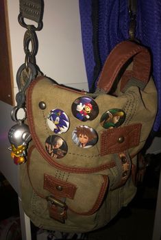 Thrift Store With Friends, Older Brother Aesthetic Clothes, Jesuscore Aesthetic, Pin Bags Ideas, Pins On Bag, Bag Inspo Aesthetic, Bag With Pins, Bag Pins Aesthetic, Pins For Bags