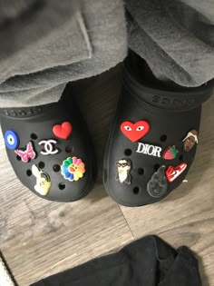 Jibits For Crocs Aesthetic, Aesthetic Crocs Jibbitz, Black Crocs With Jibbitz Ideas, Style Black Crocs, Croc Jibbitz Ideas Black Crocs, How To Style Black Crocs, Jibits For Crocs Ideas, Jibits For Croc, Crocs Ideas Black