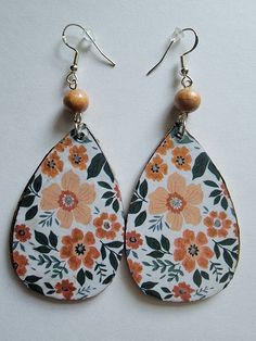 Handmade lightweight teardrop decoupage wood floral earrings. Decoupage Earrings Diy, Decoupage Earrings, Decoupage Wood, Laser Cut Earrings, Cut Earrings, Earrings Diy, Wooden Earrings, Floral Earrings, Diy Earrings