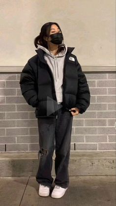 Oversized North Face Puffer Outfit, Winter Fits Puffer Jacket, Hoodie With Jacket Outfit, Hoodie And Jacket Outfit, Tnf Jacket Outfit, Jacket And Hoodie Outfit, Jacket Over Hoodie Outfit, Levi Outfits Women, Winter School Outfits Cold