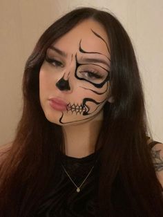 Easy Cute Skeleton Makeup, Simple Black Halloween Makeup, Cute And Simple Halloween Makeup, Easy Cool Makeup, Easy Black Halloween Makeup, Easy Makeup Looks Halloween, Grim Reaper Girl Costume, Latina Halloween Makeup, Half Makeup Face Halloween