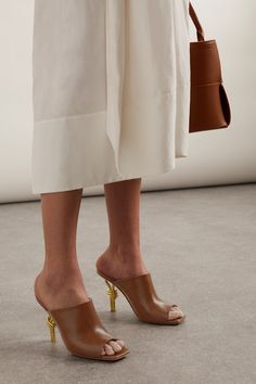 Bottega Veneta's mules sit on 85mm gold-tone heels that look as if they've been tied into a knot. Made from supple leather, they have distinct square toes and rubber grips on the sole to keep you from slipping. Nude Heels Outfit, Bottega Veneta Mules, Mules Outfit, Bags Patterns, Bottega Veneta Shoes, Diy Bags Patterns, Heels Outfits, Diy Bags, Nude Heels