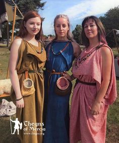 Anglo Saxon Clothing, Celtic Dress, Hang Bags, Celtic Clothing, Aged Clothing, Temple Dress, Medieval Woman, Rome Antique, Medieval Costume