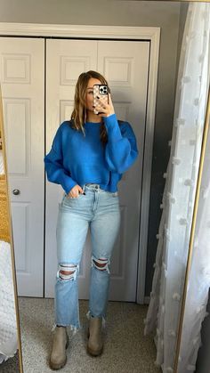 blue sweater. lightwash distressed jeans. Bright Blue Sweater Outfit, Turquoise Sweater Outfit, Turquoise Sweater, Ripped Jeans Outfit, Teacher Clothes, Cropped Crewneck, Easy Winter Outfit