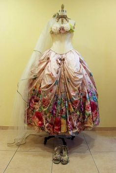 Michal Negrin Victorian Style Wedding Dress, Victorian Princess, Victorian Style Wedding, Victorian Fashion Dresses, Trendy Wedding Dresses, Victorian Wedding, Princess Dresses, Dress Forms