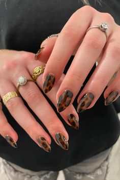 Nail Inspo Tortoise Shell, Dark Tortoise Nails, Dark Red Glass Nails, Nails Turtle Shell, Tortishell Nails Design Almond, Tortoshelle Nails, Turtle Print Nails, Nails Design Leopard, Torties Nails