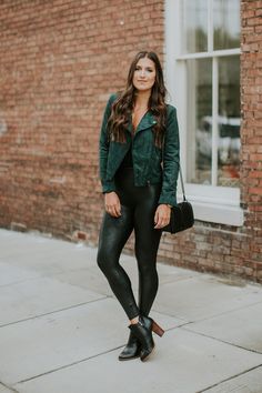 Green Moto Jacket Outfit, Green Leather Jacket Outfit, How To Style Leather Leggings, Style Leather Leggings, Moto Jacket Outfit, Green Suede Jacket, Southern Fashion, Workout Women, Leggings Outfits