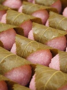 some food that is laying out in the middle of a tray with leaves on it