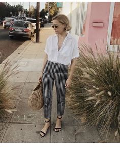 Checkered Pants Outfit, Capri Pants Outfits, Plaid Pants Outfit, Pants Outfit Work, Gingham Pants, Casual College Outfits, Summer Work Outfits, Professional Outfits, White Fashion