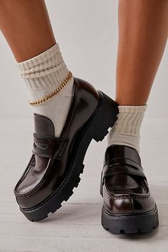 Shirt Dress With Loafers, Steve Madden Lawrence Loafers Outfit, Women’s Platform Loafers, Chunky Leather Loafers, Women’s Chunky Loafers, Platform Penny Loafers, Black Leather Loafers Women, Vagabond Cosmo 2.0, Platform Loafers Outfit Street Styles