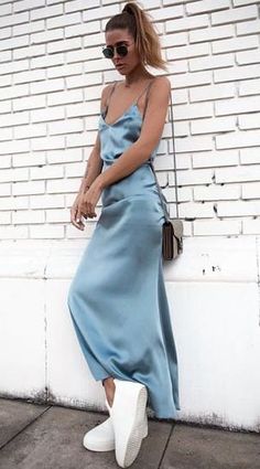 С чем носить платье комбинацию. 10 идей для стильных образов Prom Dresses Long Blue, Outfit Elegantes, Blogger Outfits, Outfit Trends, Business Outfit, Silk Slip, Mode Inspo