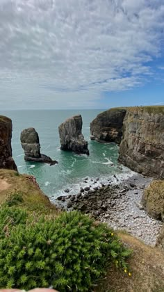 the ocean is next to some rocky cliffs