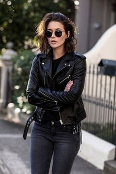 Outfit Nero, Outfit Leather Jacket, Pretty Winter Outfits, Look Grunge, Black And White Outfit, Rocker Girl, Woman In Black, Mens Fashion Edgy, Rock Outfit