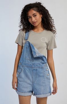 Overalls will never go out of style, so snag the In The Field Vintage Overall Shorts to carry on this timeless look. These overalls feature a relaxed fit, non-stretch material, adjustable straps, button closures on the sides, and multiple pockets for storage! 


	Relaxed fit
	Non-stretch material
	Adjustable straps
	Multiple pockets
	Button closures on the sides
	Levi's branding
	100% cotton
	Model is wearing a size small
	Model measurements: 5’6” height, 30” bust, 25.5&rd Short Overalls Outfit, Overall Shorts Outfit, Noah Kahan Concert, Pride Ideas, Christian Modesty, White Shorts Outfit, Jean Short Overalls, College Closet