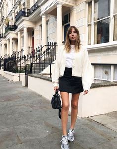 Summer Sneakers Outfit, Outfit With Long Skirt, 530 Outfit, New Balance 530 Outfit, Lizzy Hadfield, Outfit Ideas Black, Mini Skirt Summer, Sneakers Fashion Outfits, Skirt Summer