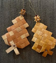 two pieces of wood sitting on top of a carpet next to each other with bows